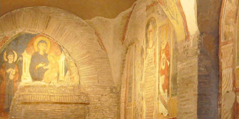 Panoramica degli affreschi del XIII secolo (quarta navata, lato sinistro) della basilica di san Saba sull'Aventino minore, Roma